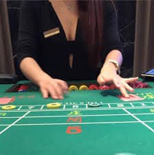 Ilustrasi live casino profesional dengan dealer asli di superbola